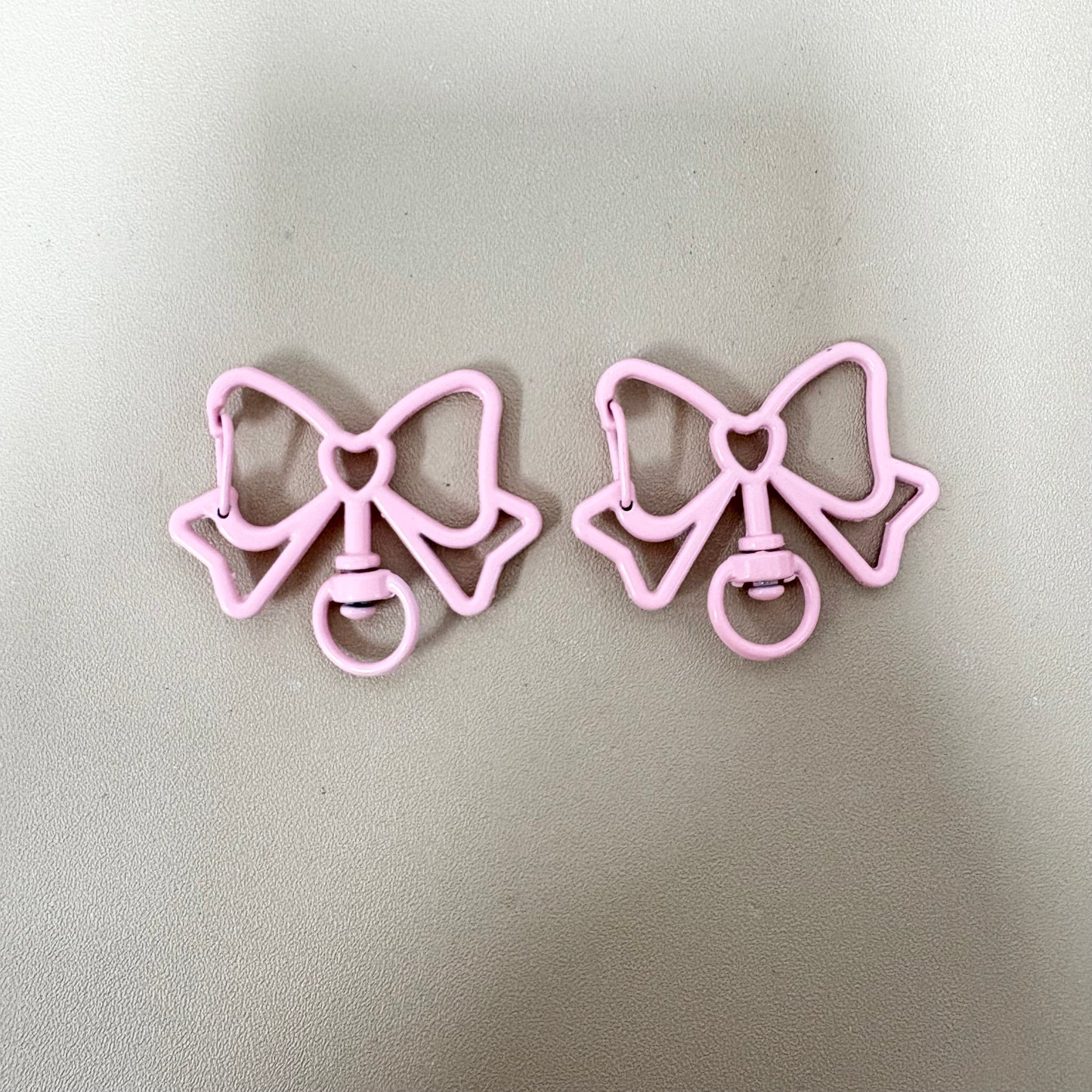 蝶結びアクリルキーホルダー