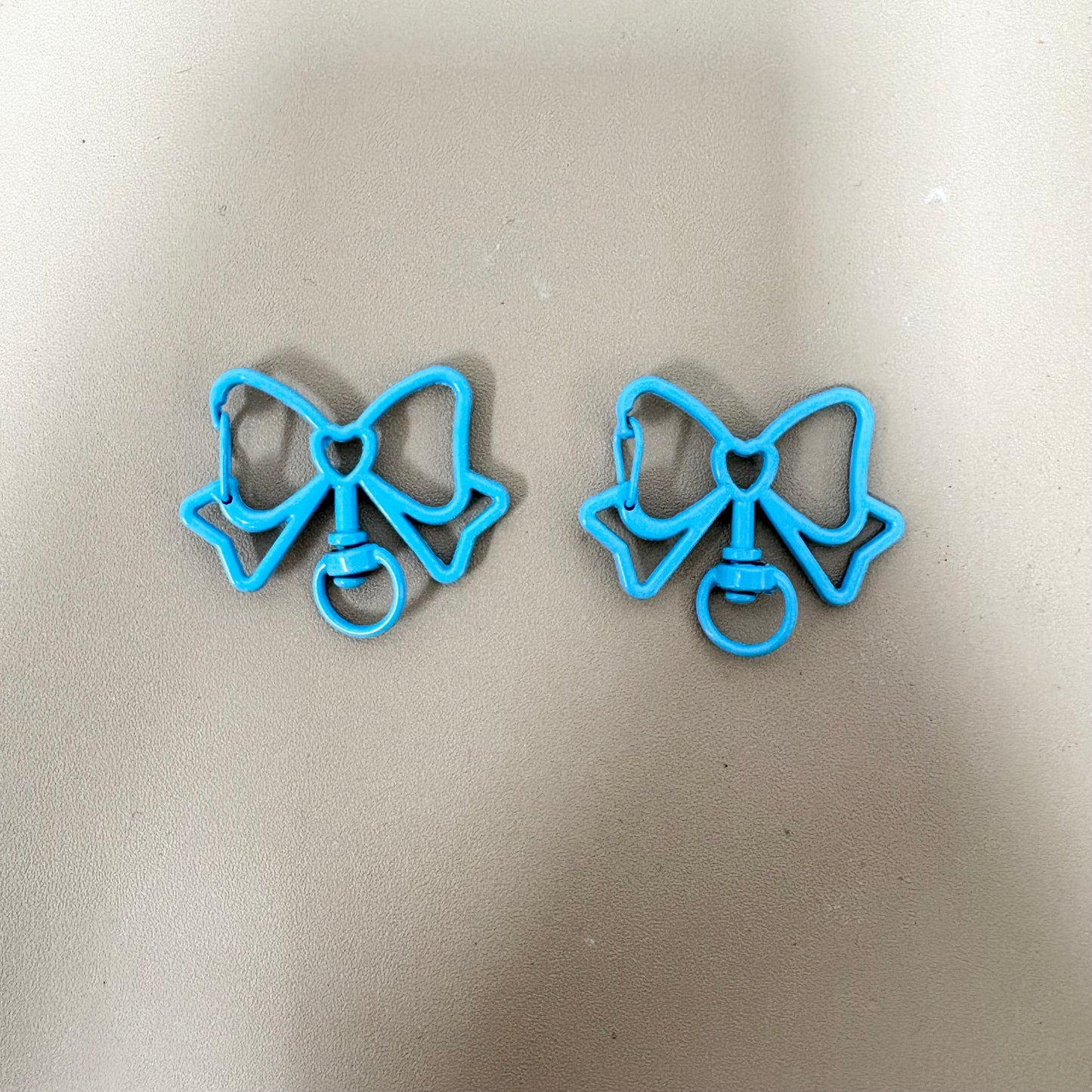 蝶結びアクリルキーホルダー
