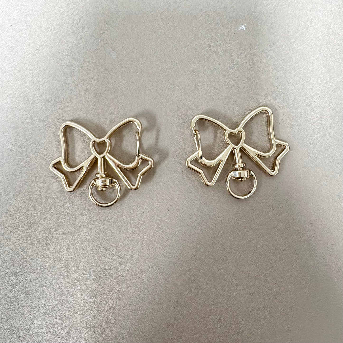 蝶結びアクリルキーホルダー