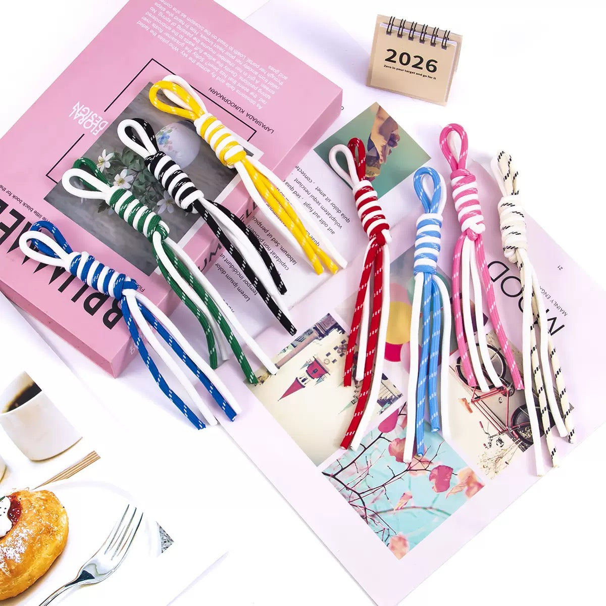 編みかばんの飾り 螺旋結びのキーホルダー