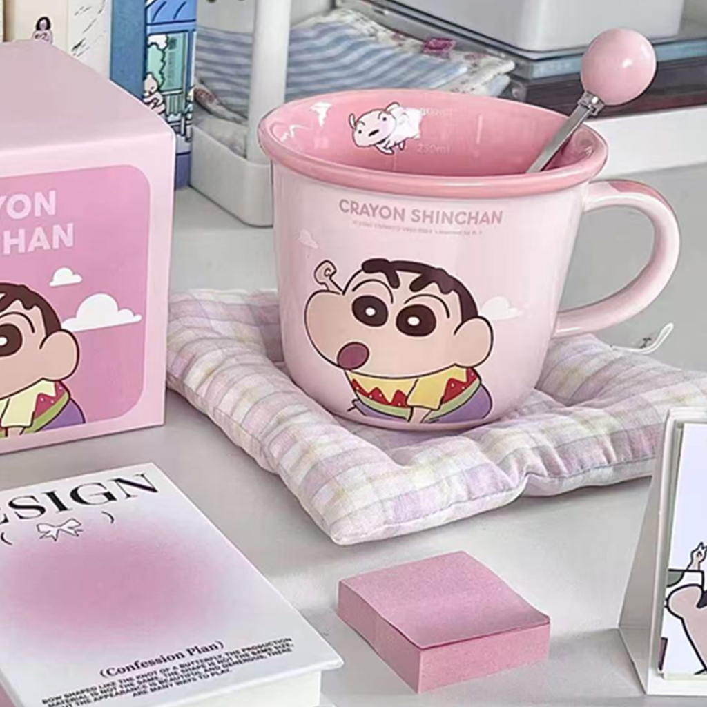 クレヨンしんちゃん スプーン付き陶器マグ ピンク 360ml