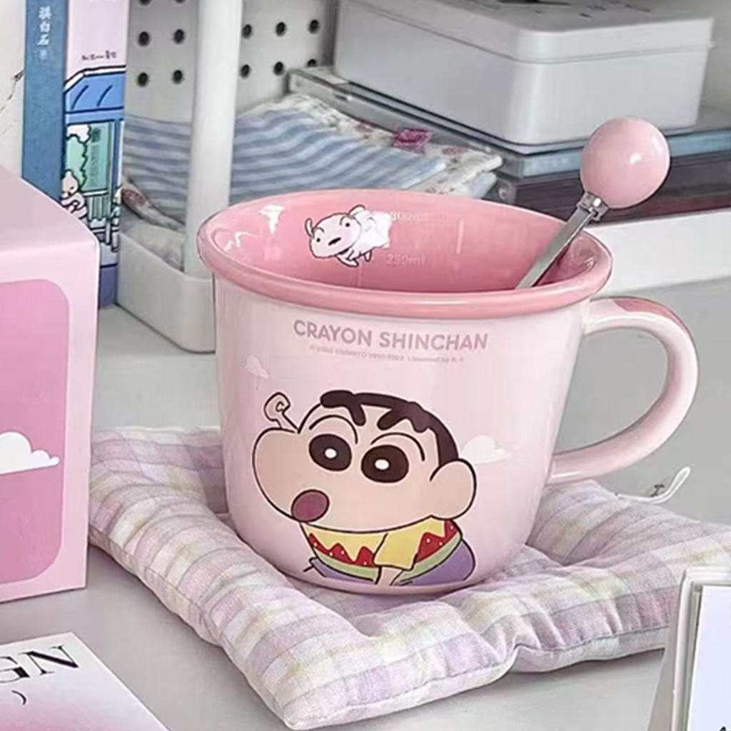 クレヨンしんちゃん スプーン付き陶器マグ ピンク 360ml