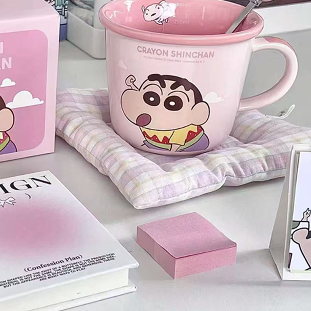 クレヨンしんちゃん スプーン付き陶器マグ ピンク 360ml