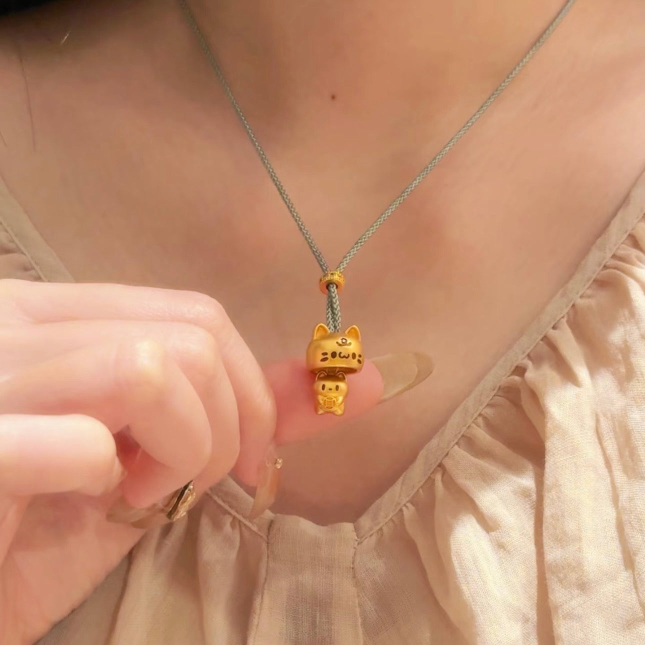 ダイヤモンド付きかわいい猫のチャーム、招福ネコのネックレス