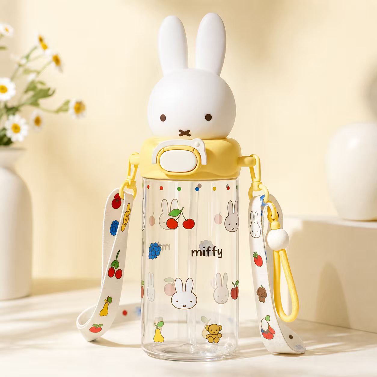 580ml うさぎモチーフ TRITANストローボトル｜肩掛けストラップ付き