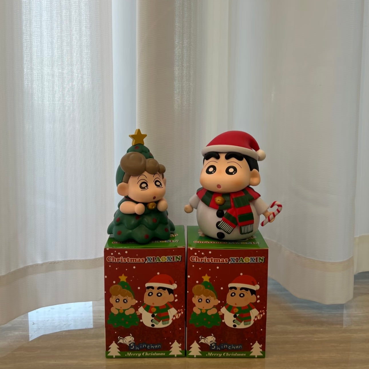 可愛いクレヨンしんちゃんの兄妹、ピックアップライトを鳴らす