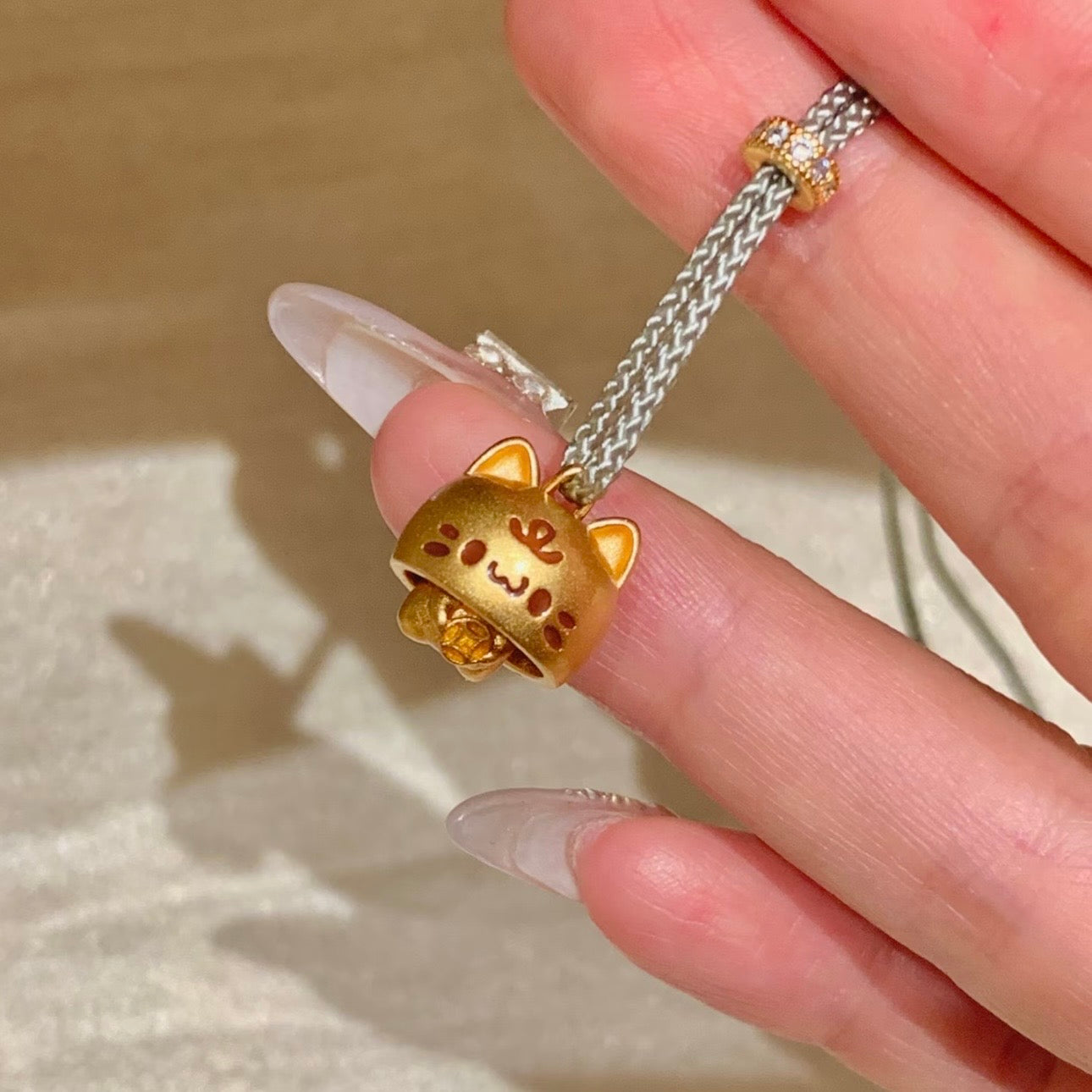 ダイヤモンド付きかわいい猫のチャーム、招福ネコのネックレス