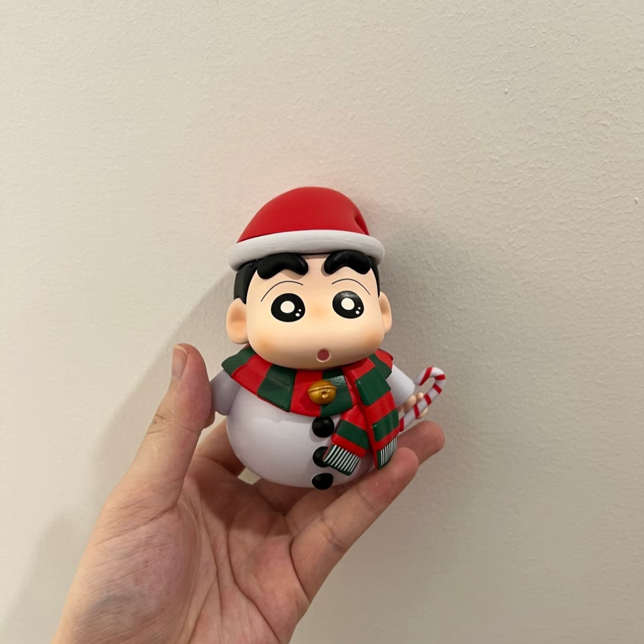 可愛いクレヨンしんちゃんの兄妹、ピックアップライトを鳴らす