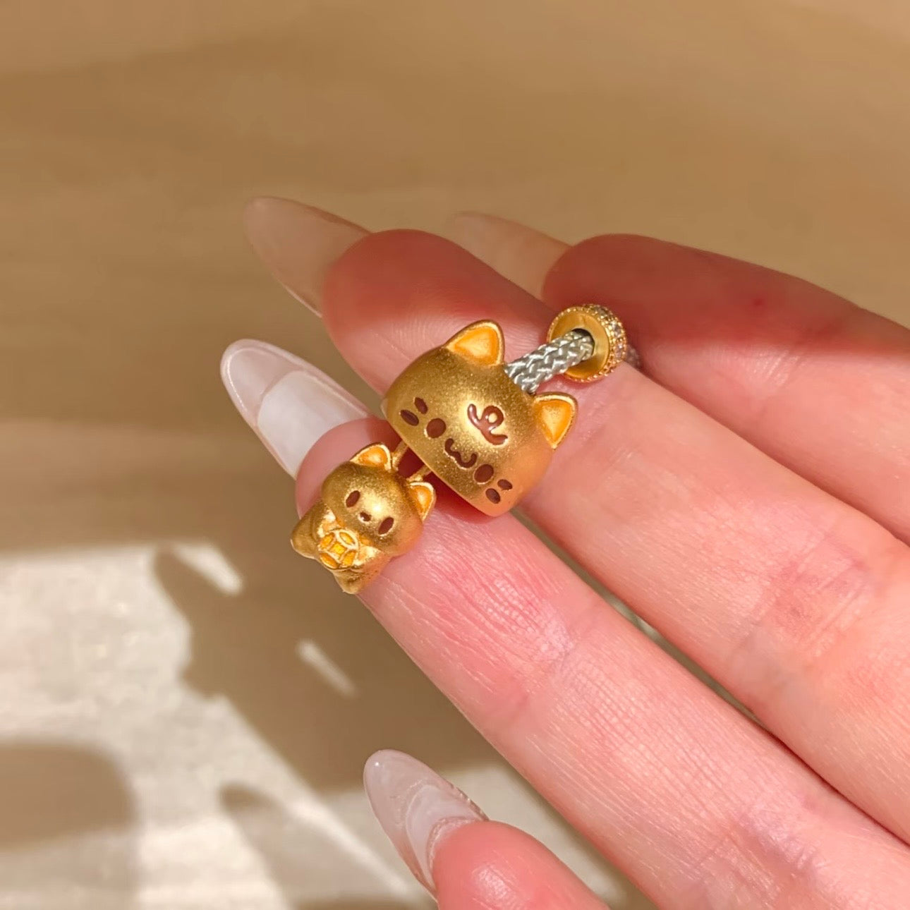 ダイヤモンド付きかわいい猫のチャーム、招福ネコのネックレス