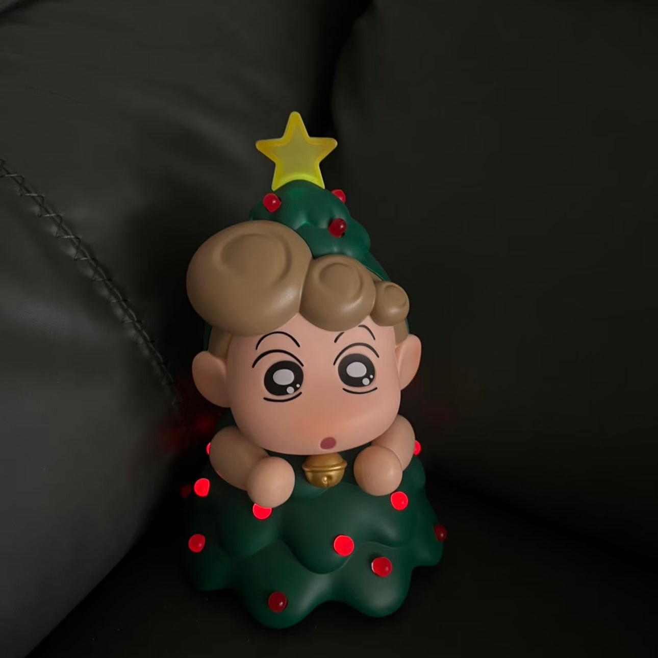 可愛いクレヨンしんちゃんの兄妹、ピックアップライトを鳴らす