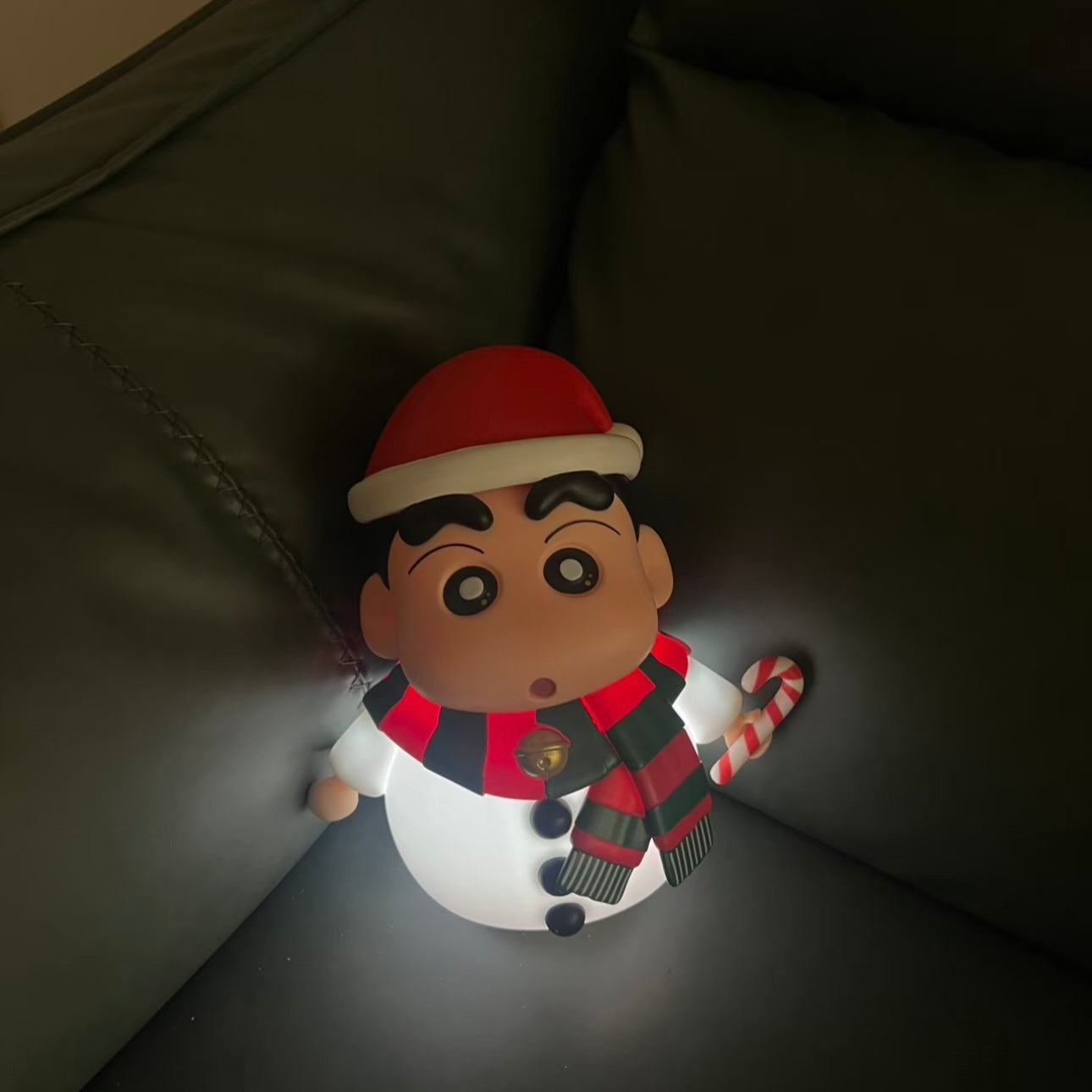 可愛いクレヨンしんちゃんの兄妹、ピックアップライトを鳴らす