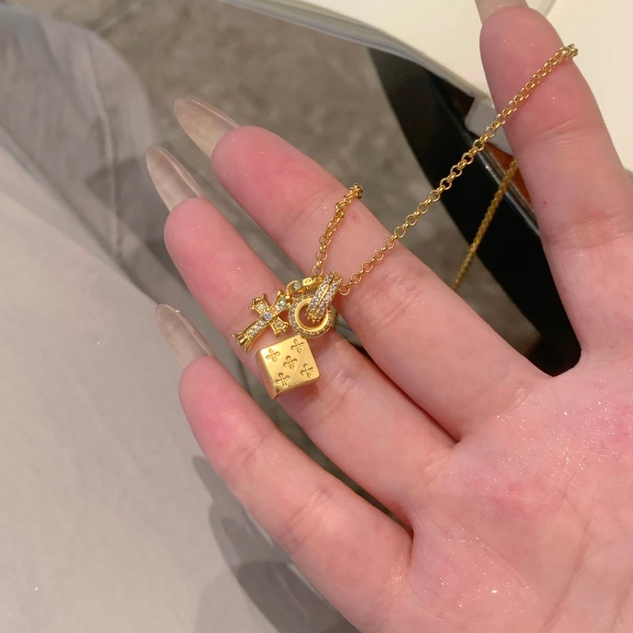 古法ダイヤモンド彫刻・金メッキ十字形ダイス彫刻ネックレス