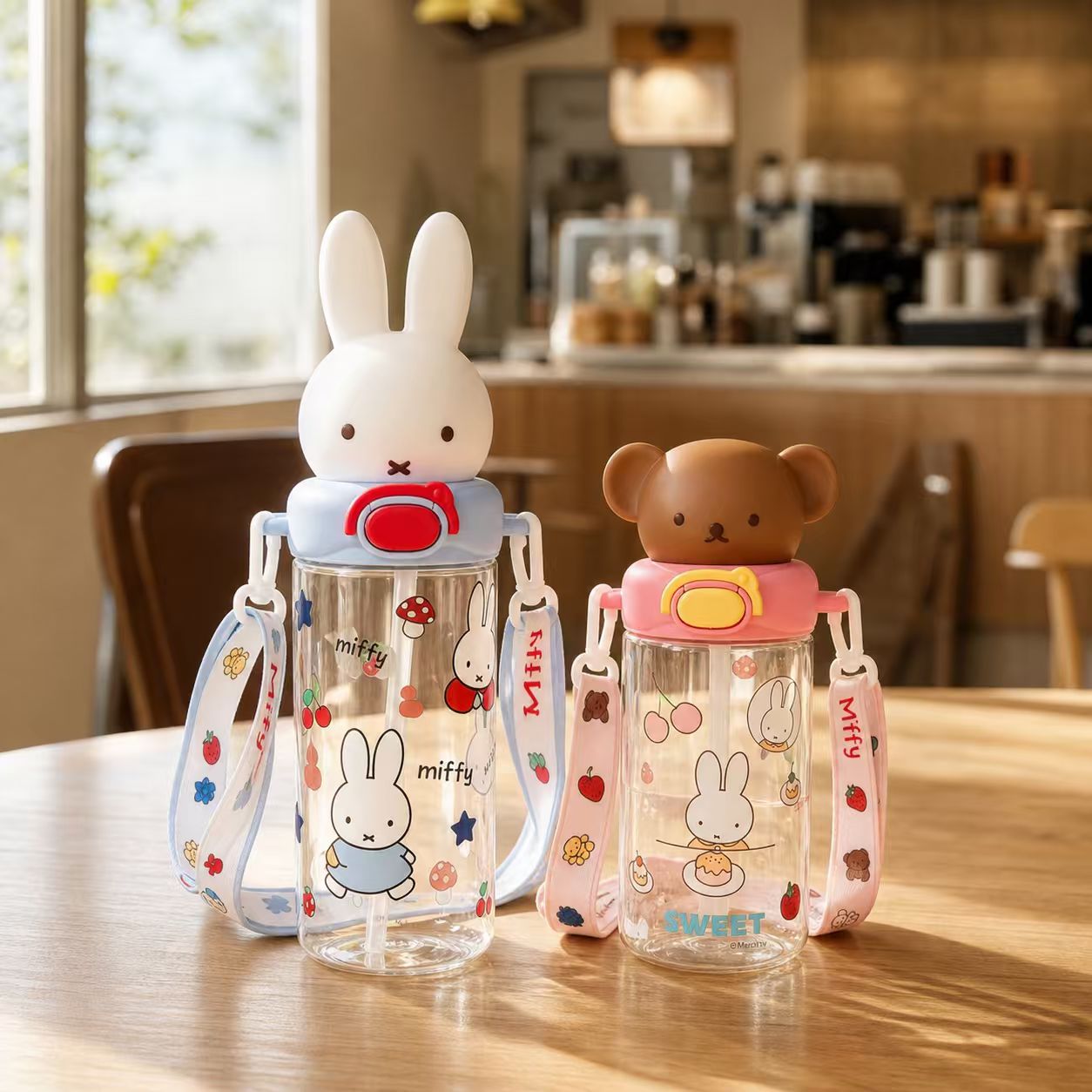 580ml うさぎモチーフ TRITANストローボトル｜肩掛けストラップ付き