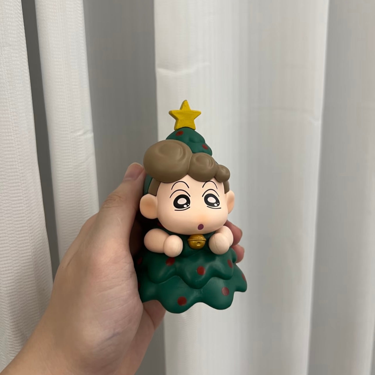 可愛いクレヨンしんちゃんの兄妹、ピックアップライトを鳴らす