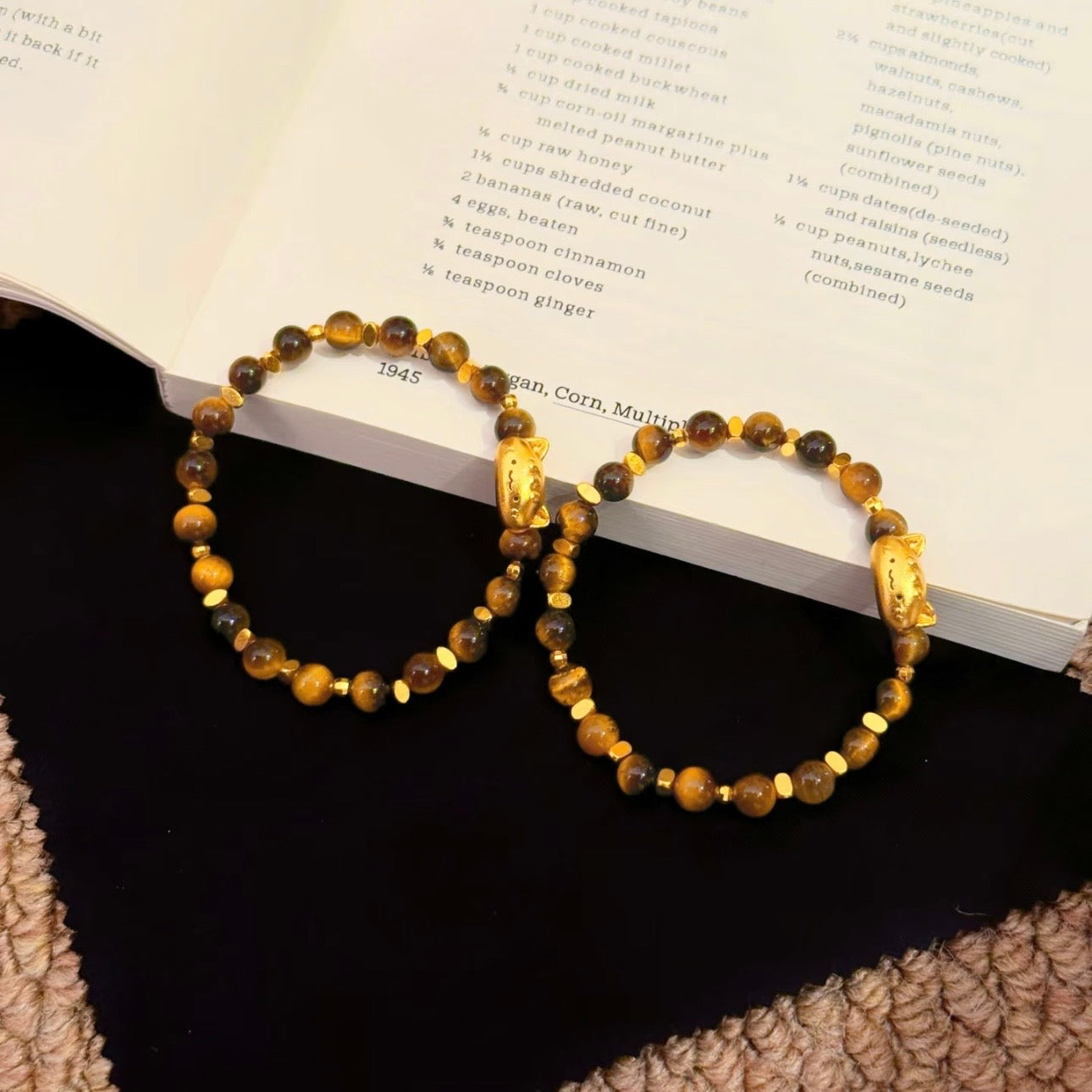 子猫の運勢を守る天然ターコイズ（虎眼石）ブレスレット